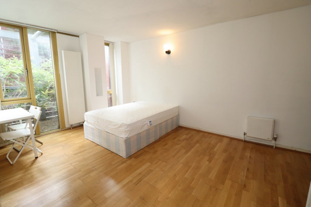 Room Globe Road in Greater London