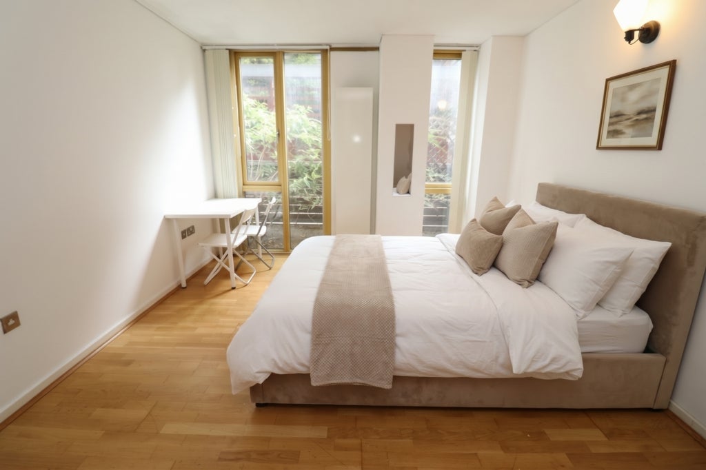 Room Globe Road in Greater London
