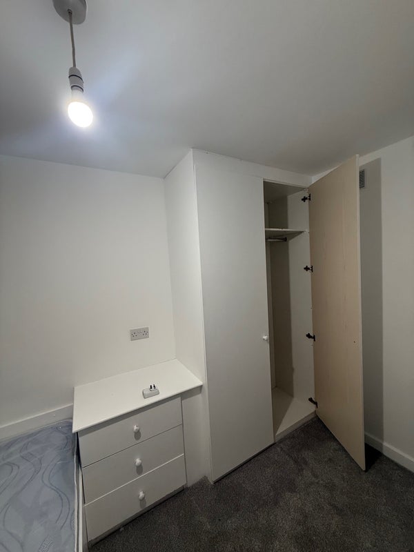Room Headingley Avenue in Leeds