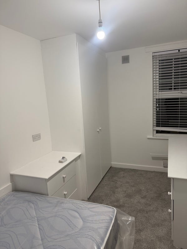 Room Headingley Avenue in Leeds