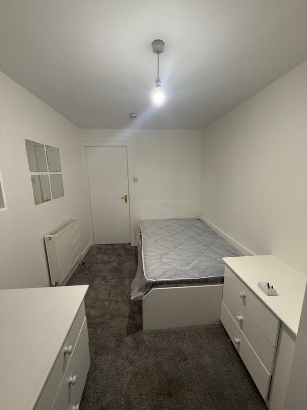 Room Headingley Avenue in Leeds