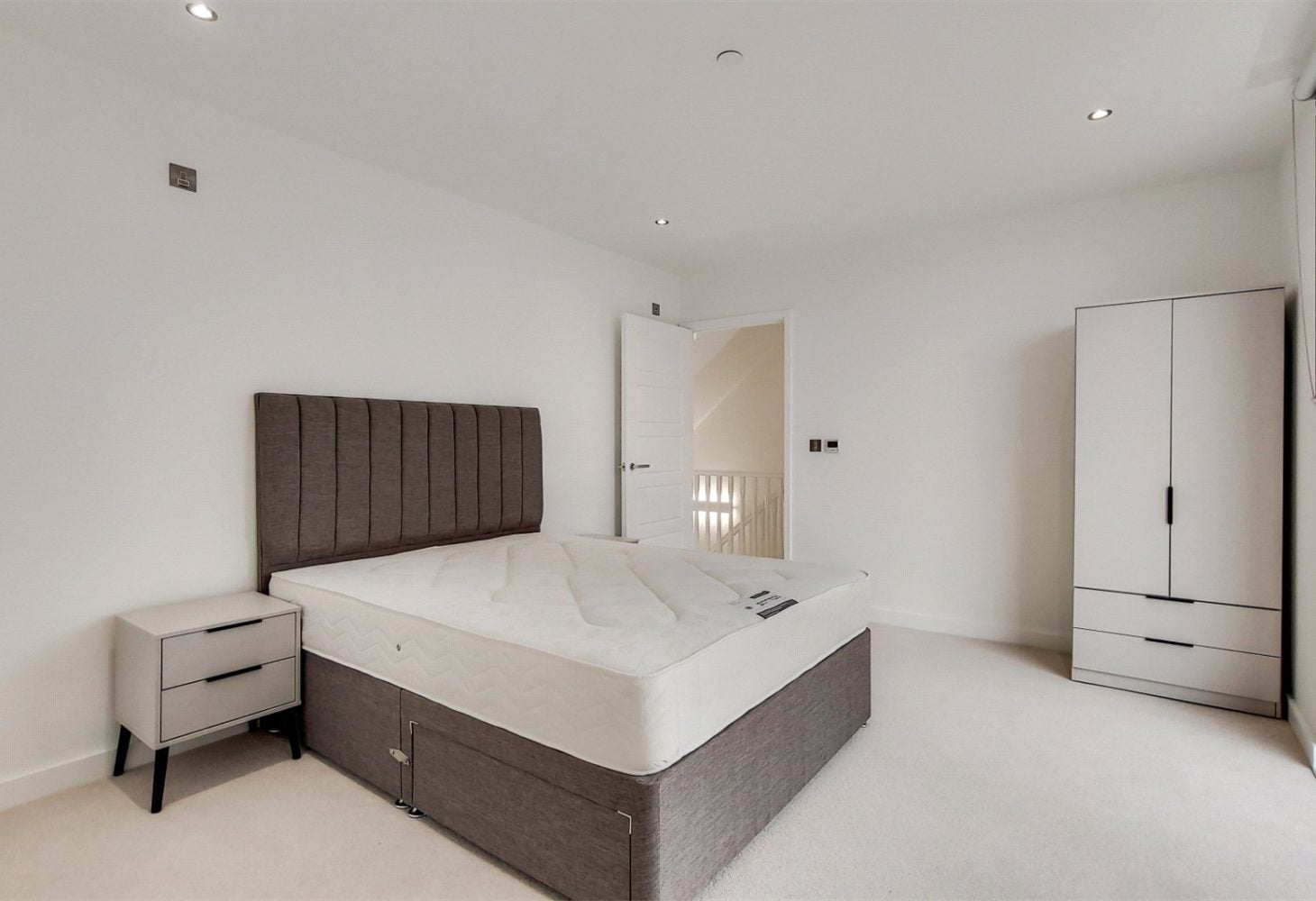 Flat Betts Mews in Greater London