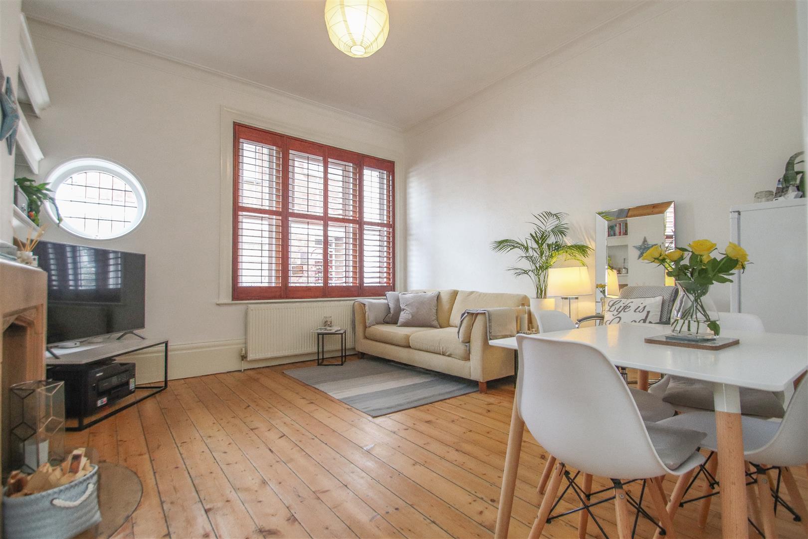Flat Grand Parade in Southend-on-Sea