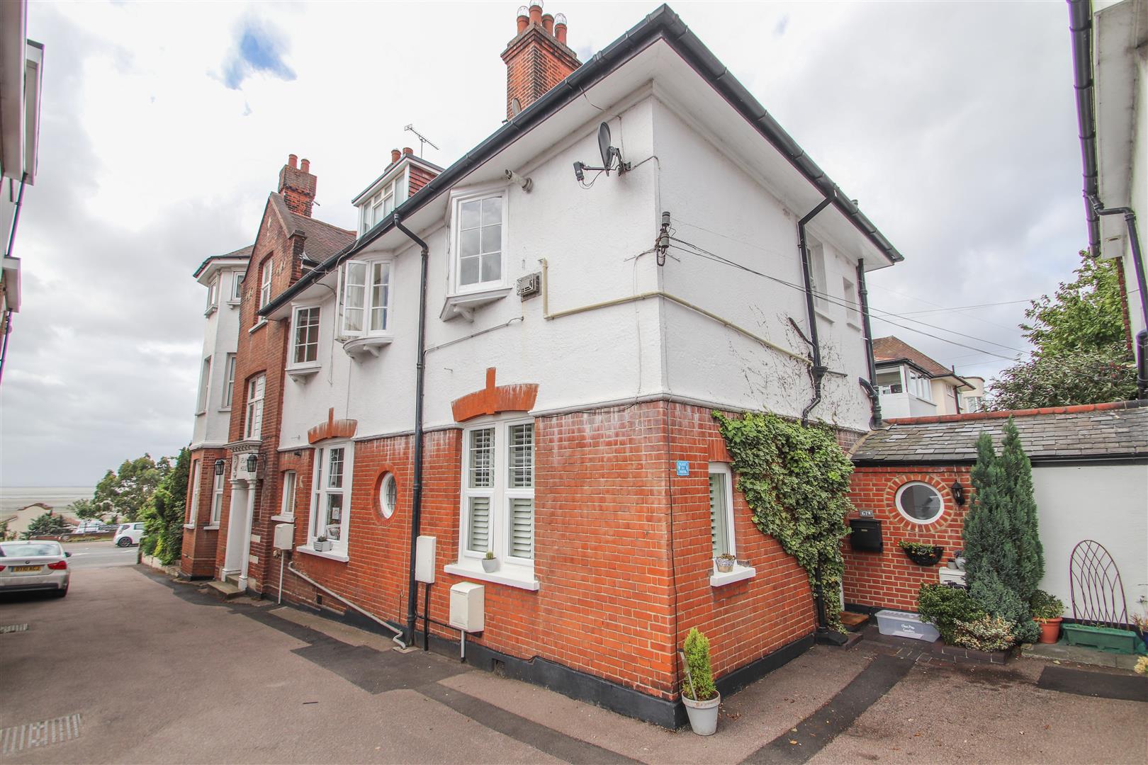 Flat Grand Parade in Southend-on-Sea