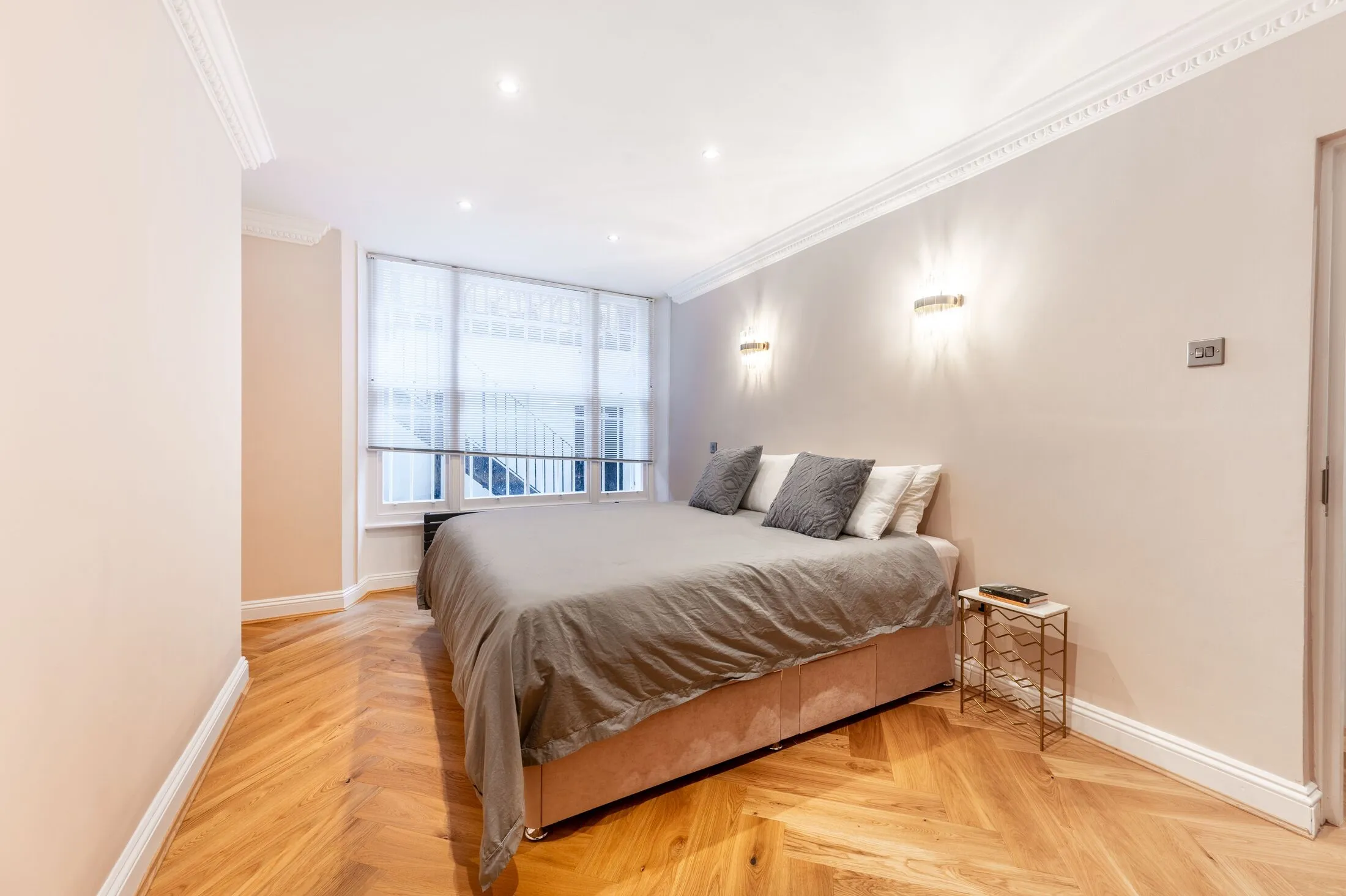 Flat Linden Gardens in Greater London