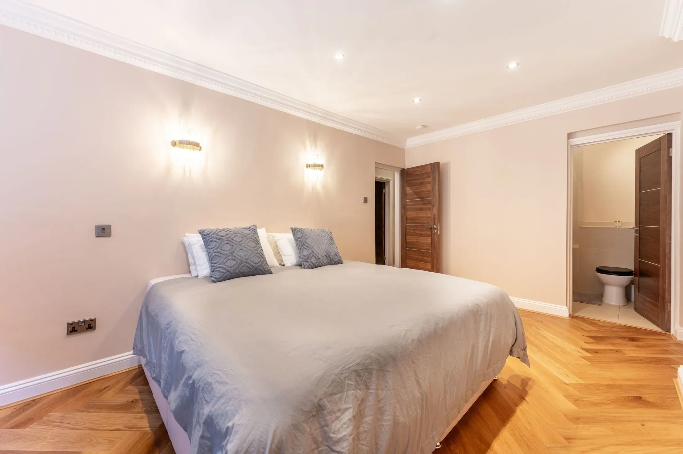 Flat Linden Gardens in Greater London