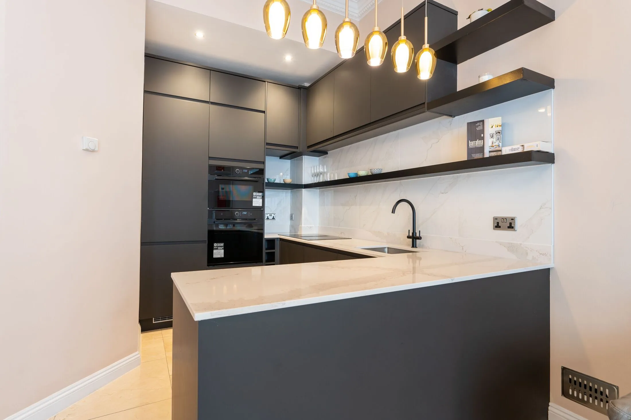 Flat Linden Gardens in Greater London