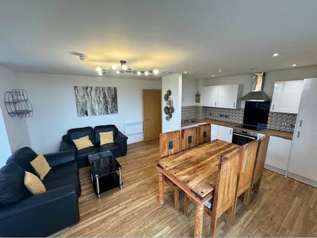Flat Pomona Strand in Trafford
