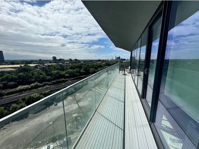 Flat Pomona Strand in Trafford