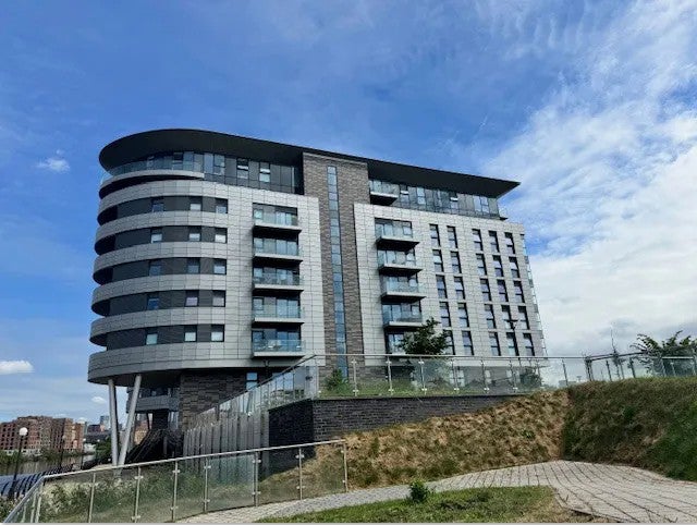 Flat Pomona Strand in Trafford