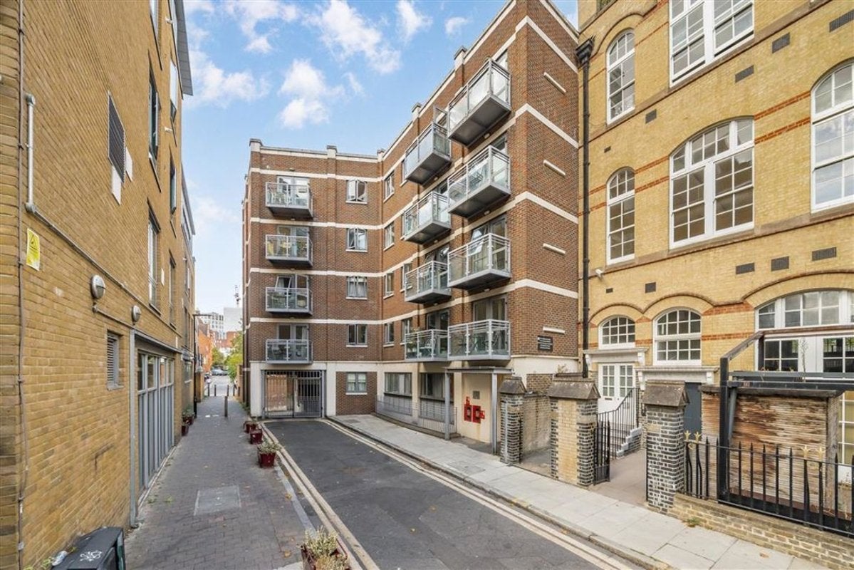 Flat Hoxton Square in Greater London