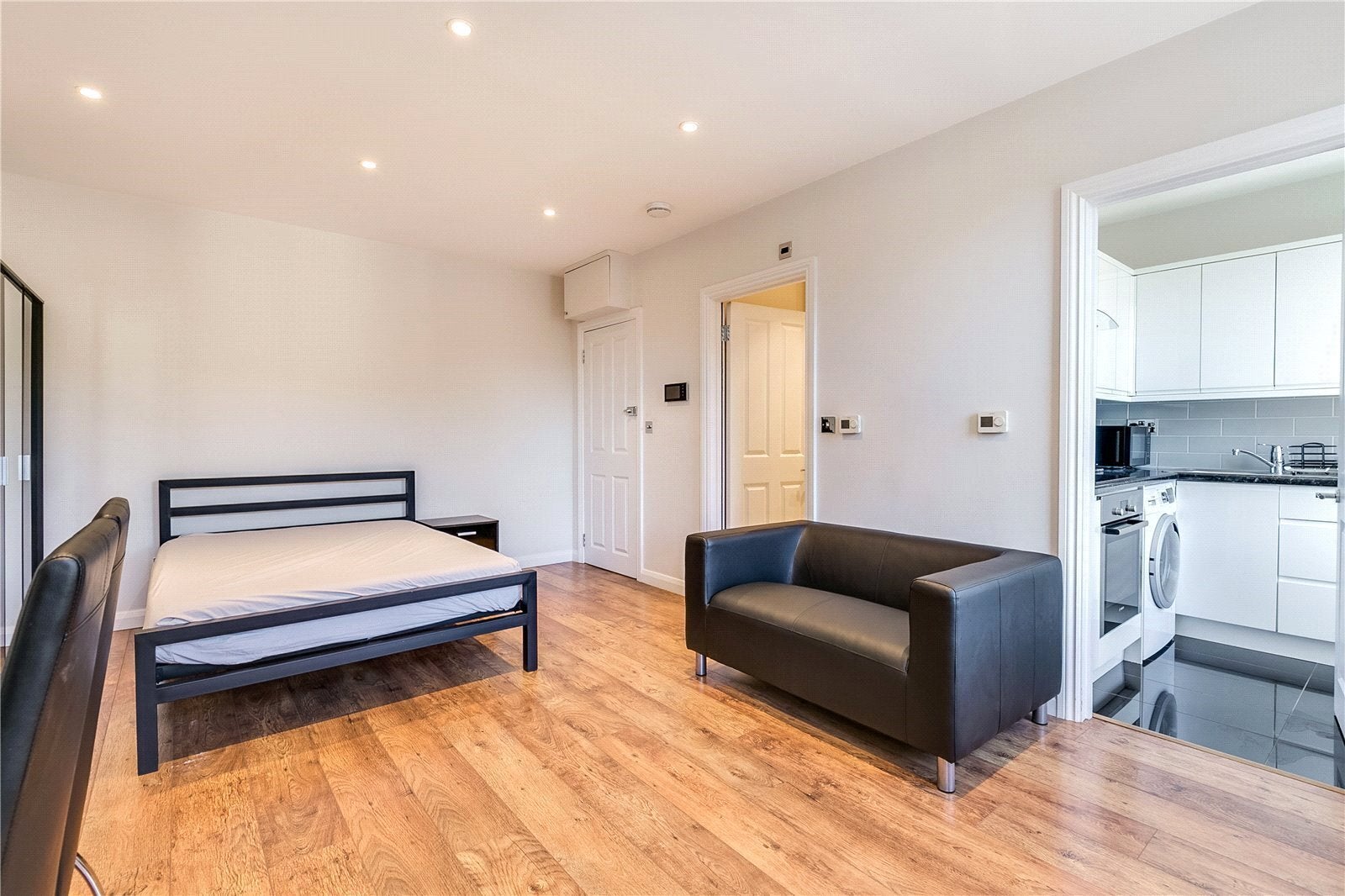 Flat Warwick Road in Greater London