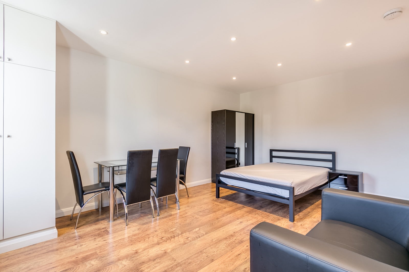 Flat Warwick Road in Greater London