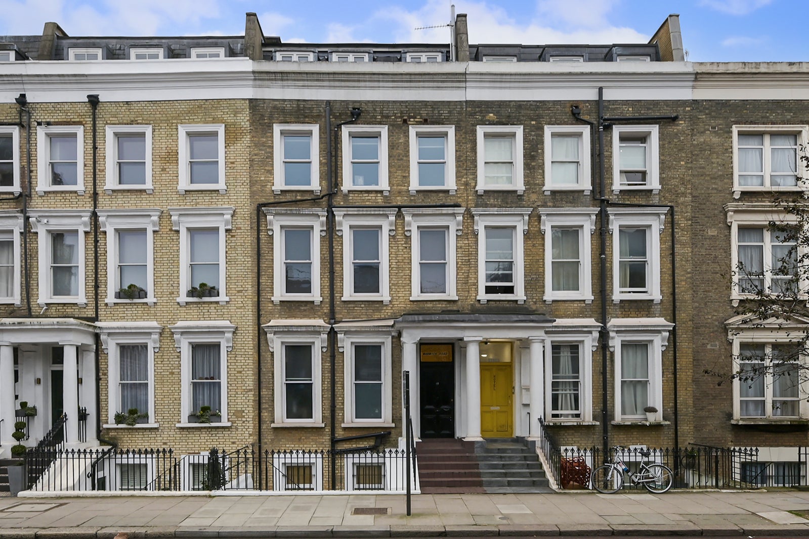 Flat Warwick Road in Greater London