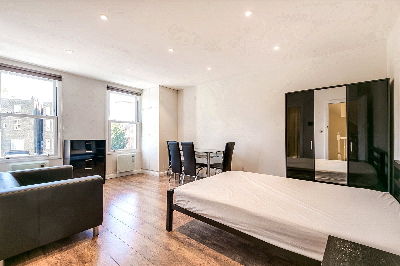 Flat Warwick Road in Greater London