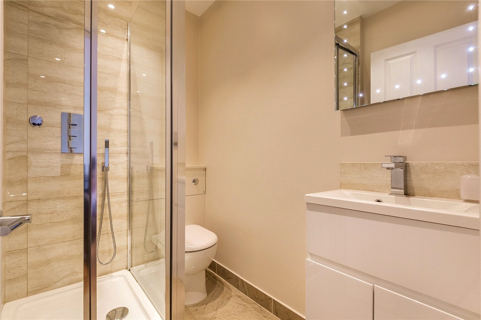 Flat Warwick Road in Greater London