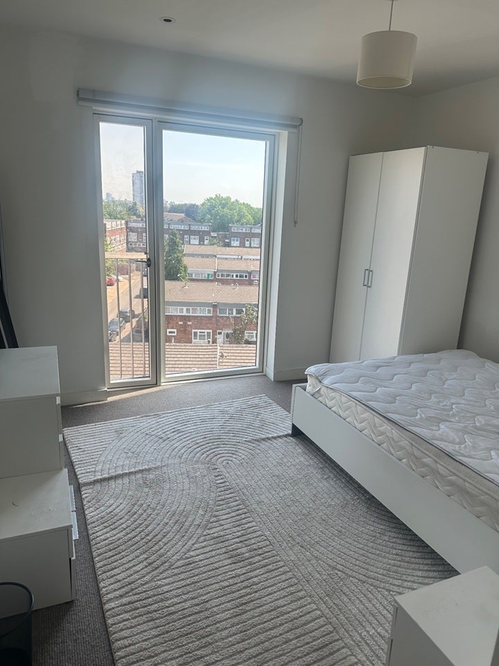 Flat Aviary Close in Greater London
