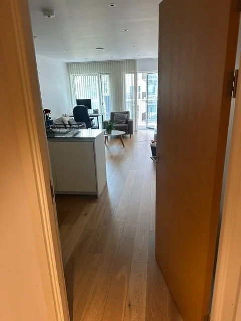 Flat Aviary Close in Greater London