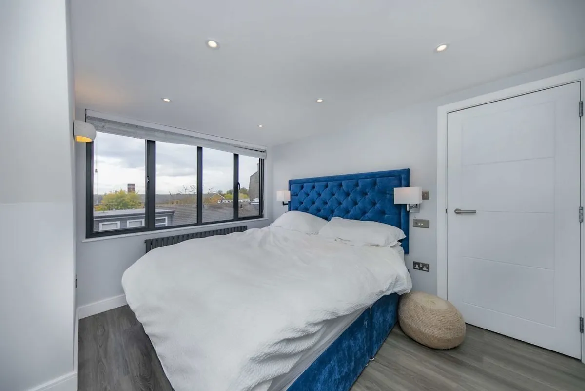 Flat Chiswick High Road in Greater London