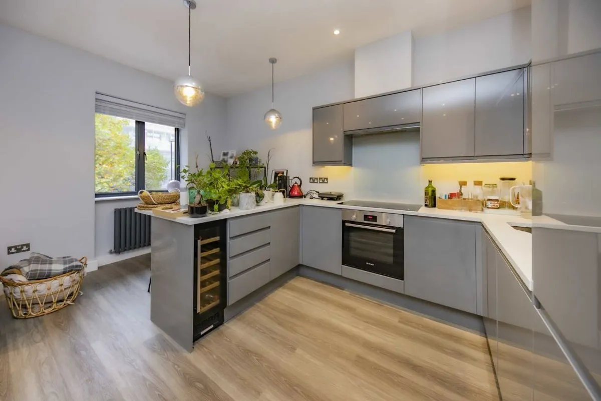Flat Chiswick High Road in Greater London