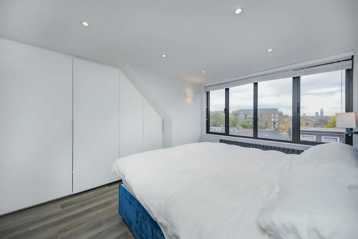 Flat Chiswick High Road in Greater London