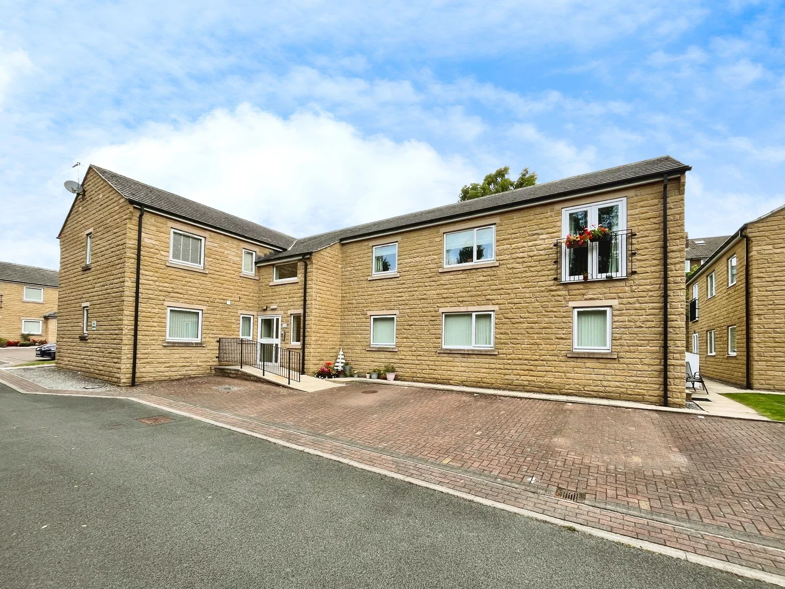 Flat Ivy Mews in Bradford