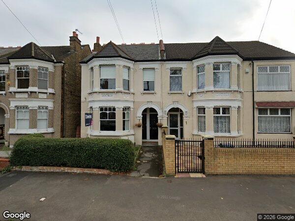 Flat Spring Grove Road in Greater London