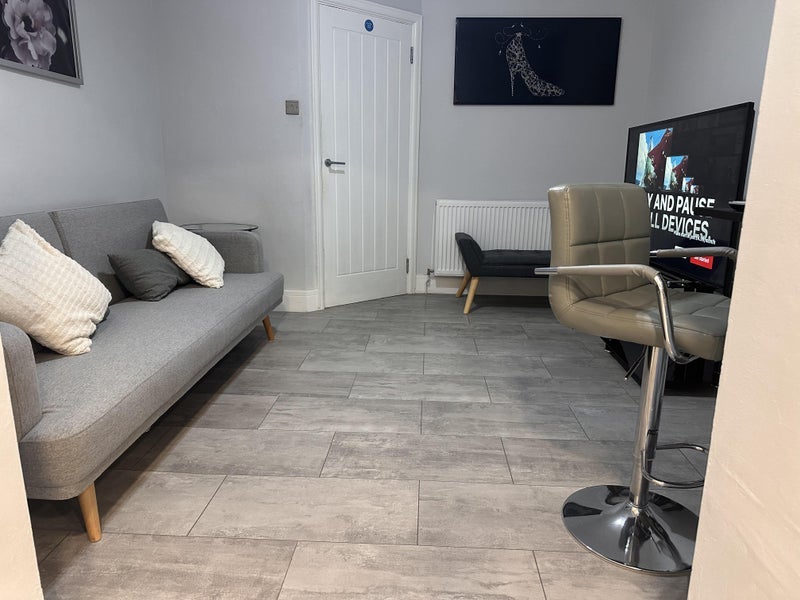 Room Warwick Road in Greater London