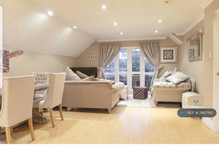Flat Kings Avenue in Greater London