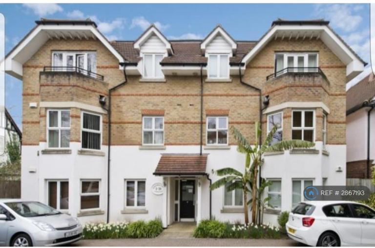 Flat Kings Avenue in Greater London