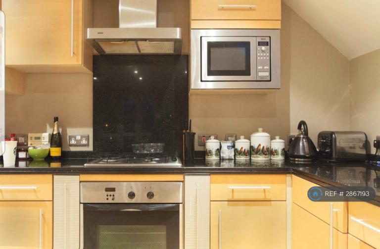 Flat Kings Avenue in Greater London