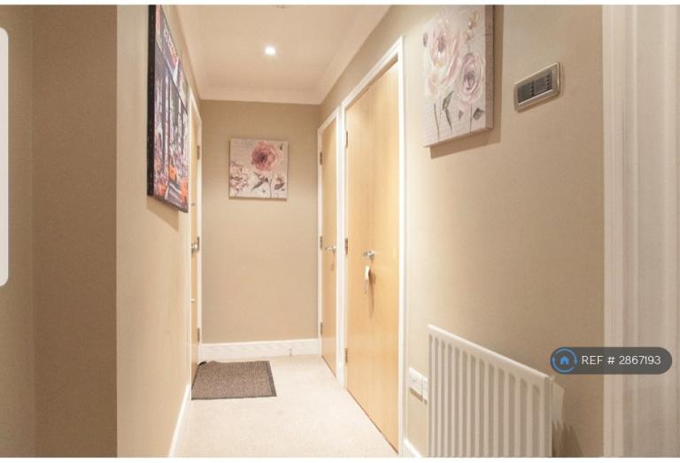 Flat Kings Avenue in Greater London