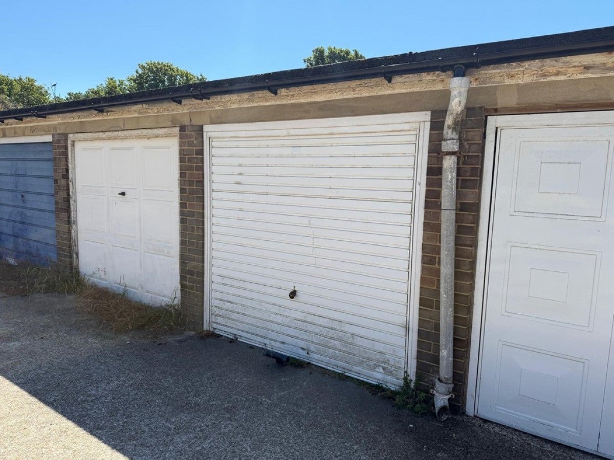 Flat St Julian's Lane in Adur
