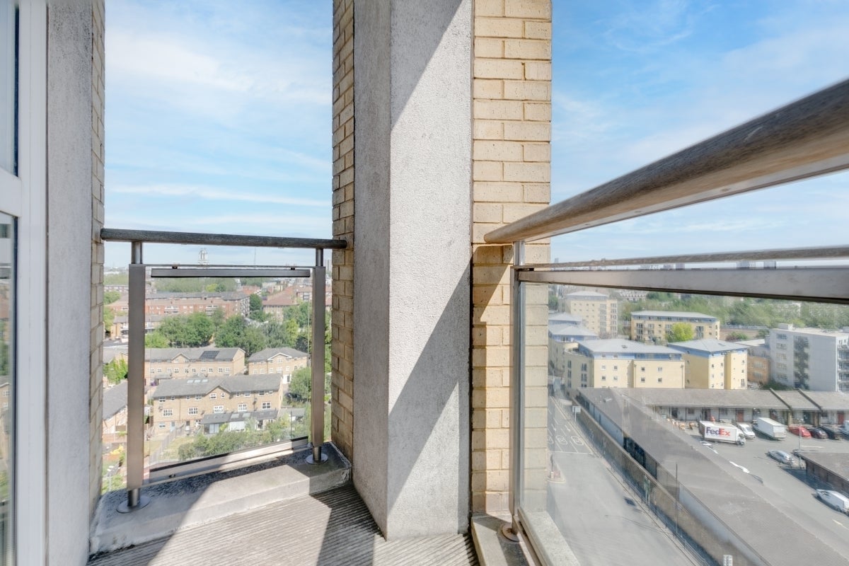 Flat Westferry Circus in Greater London