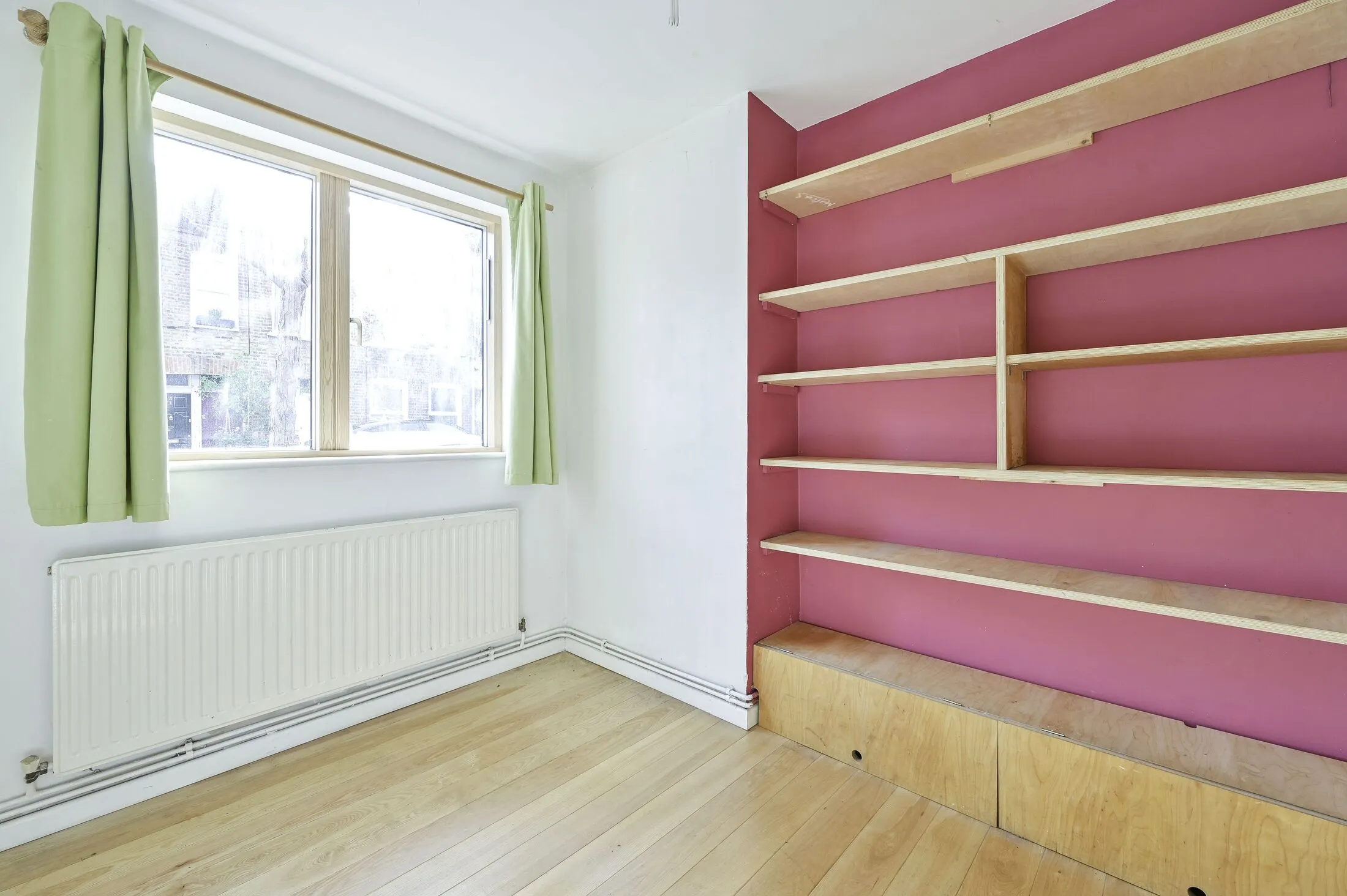 Flat Crimsworth Road in Greater London