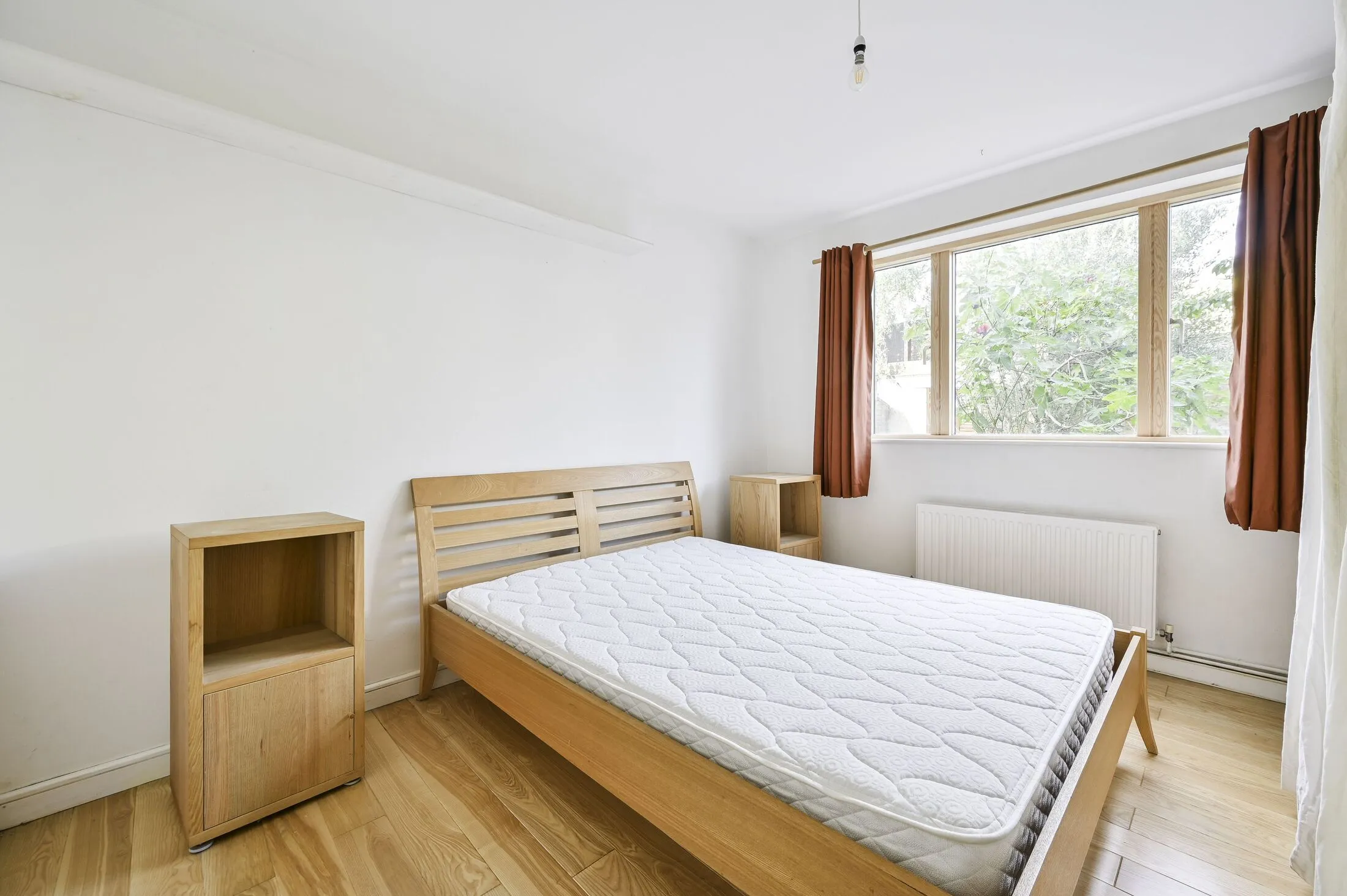 Flat Crimsworth Road in Greater London
