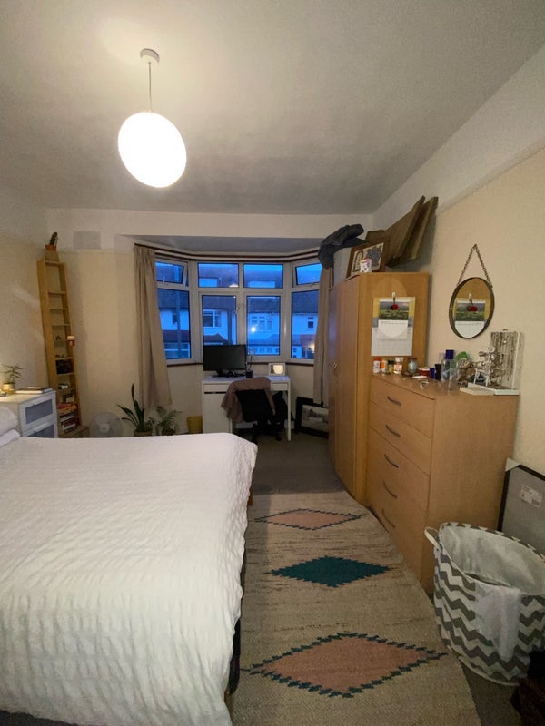 Room Lynwood Road in Greater London
