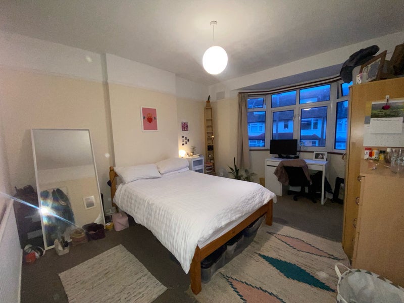 Room Lynwood Road in Greater London