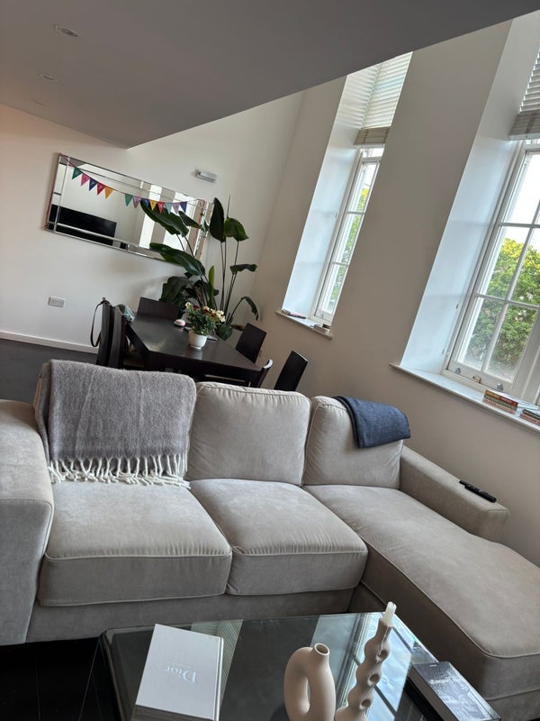 Flat Drummond Way in Greater London
