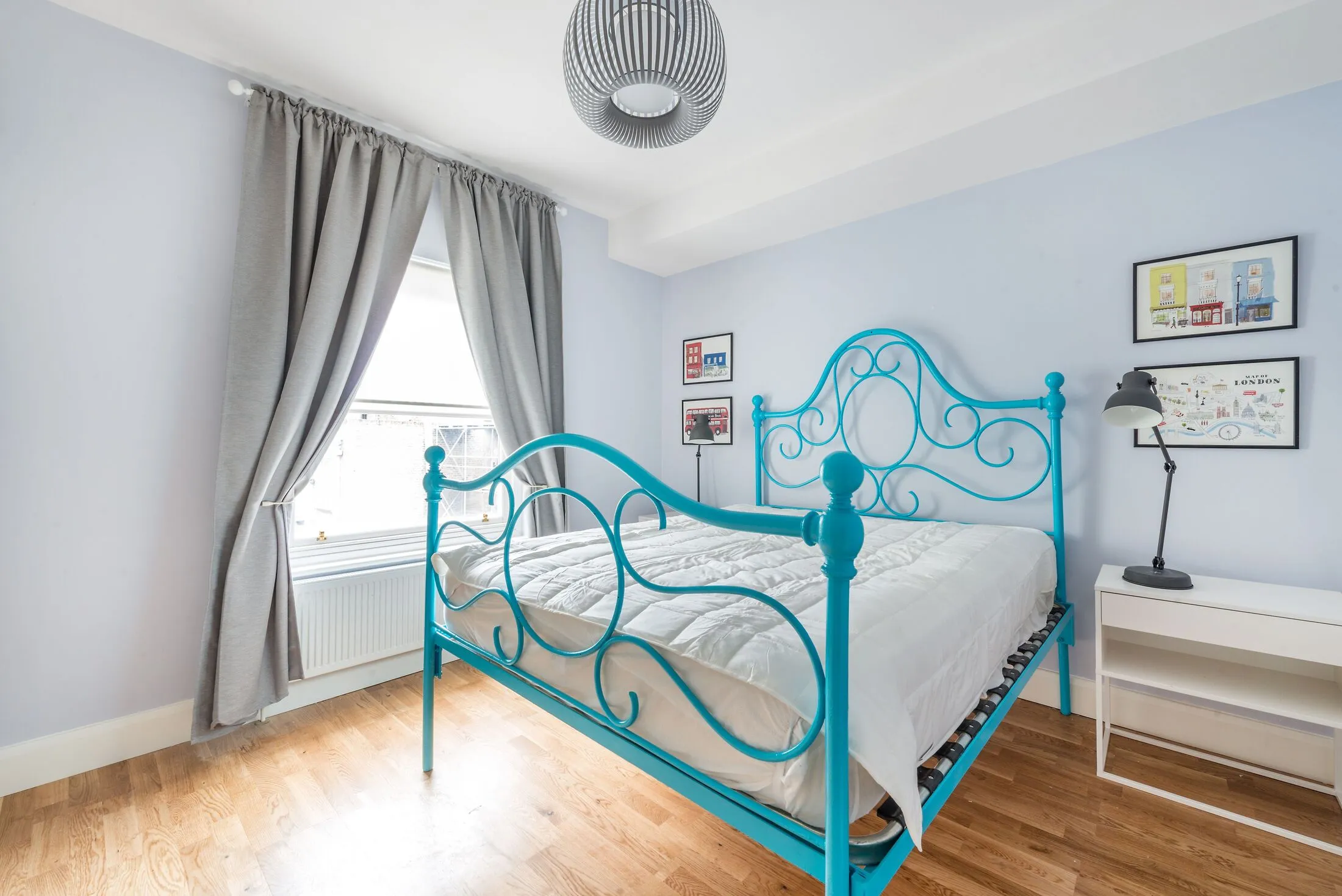 Flat Pembridge Gardens in Greater London