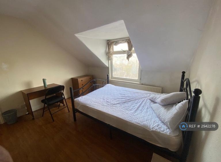 Room Burgoyne Road in Greater London