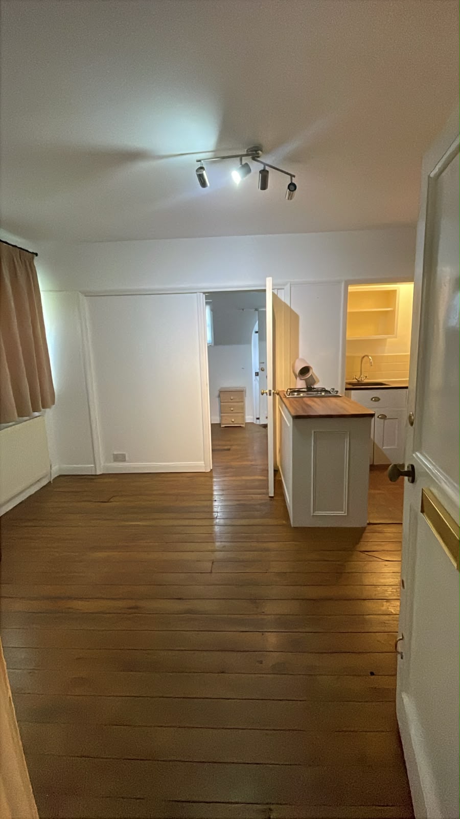 Flat Erskine Hill in Greater London