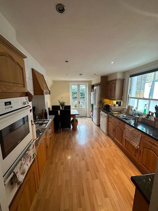 Room Montholme Road in Greater London