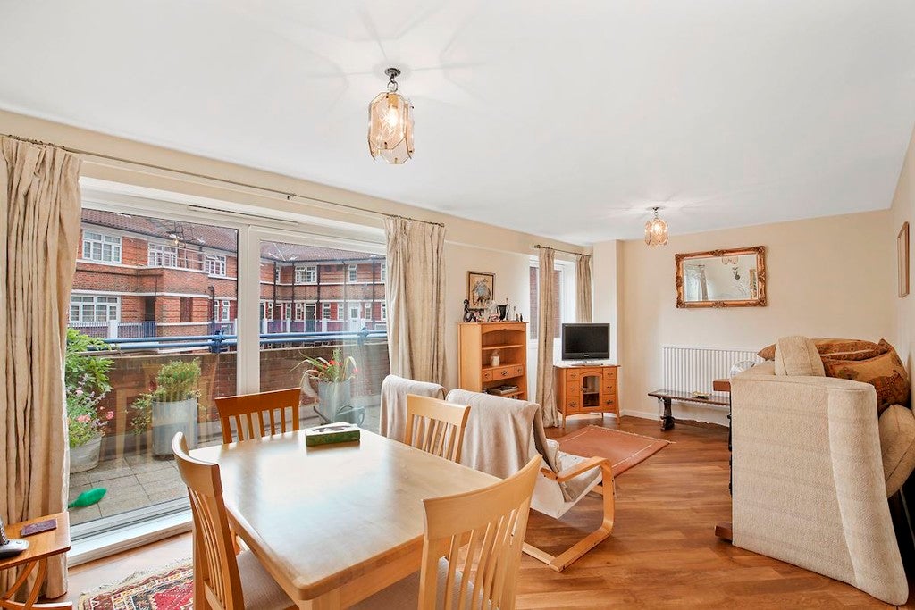 Flat Fair Street in Greater London