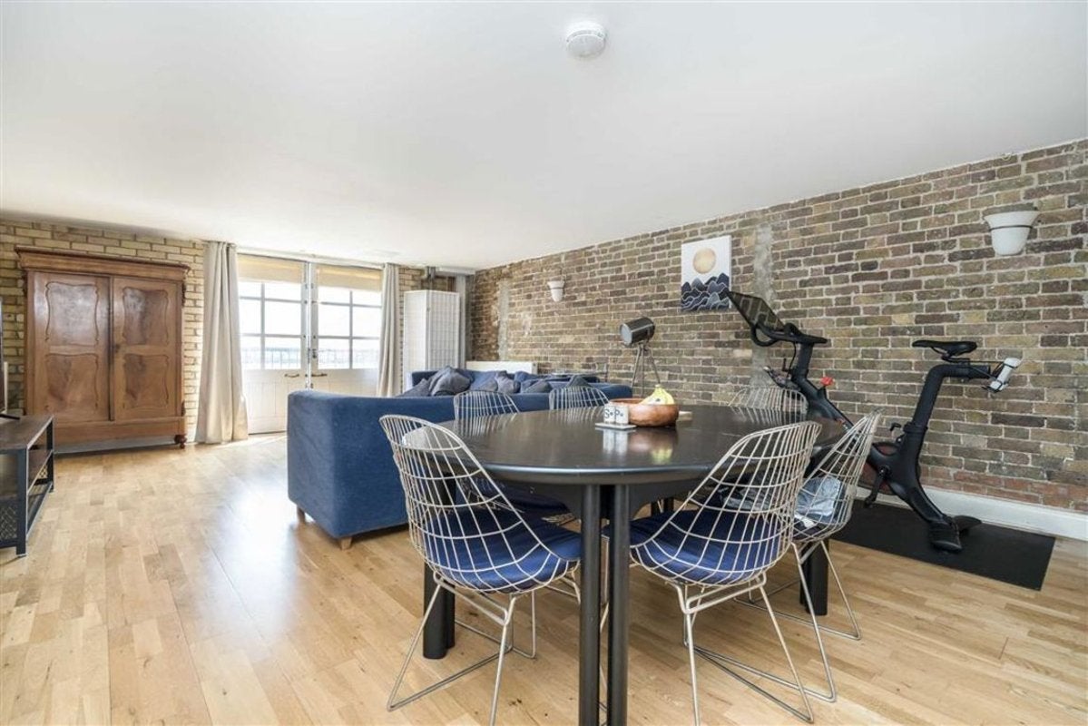 Flat Wapping Wall in Greater London