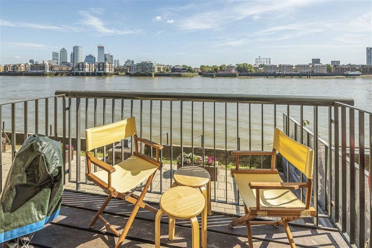 Flat Wapping Wall in Greater London