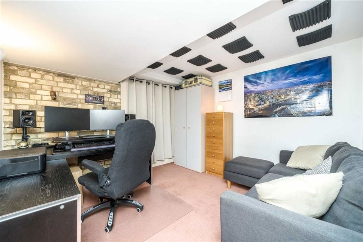 Flat Wapping Wall in Greater London
