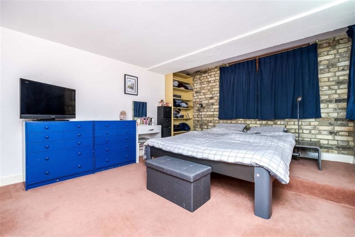 Flat Wapping Wall in Greater London