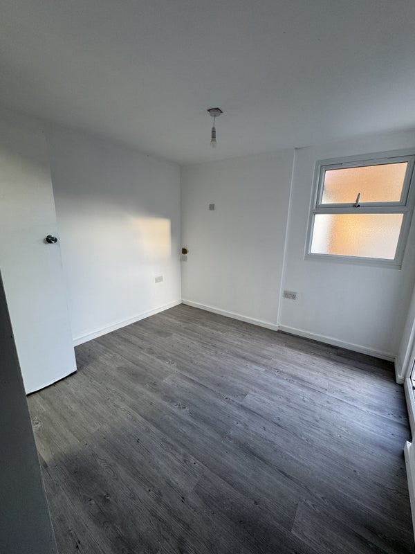 Flat Furzefield in Crawley