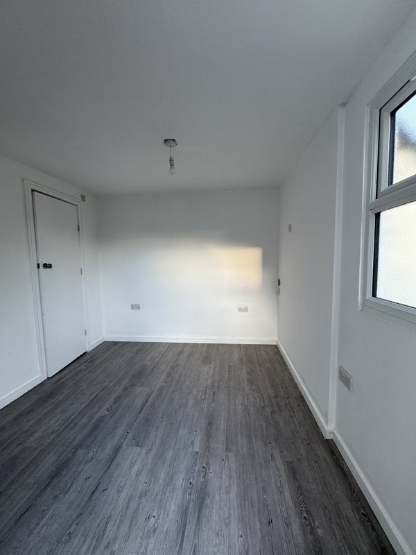 Flat Furzefield in Crawley